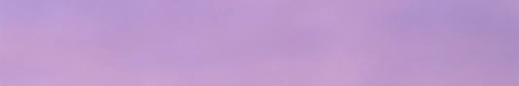 Violett verlaufender Abendhimmel als schmales Band