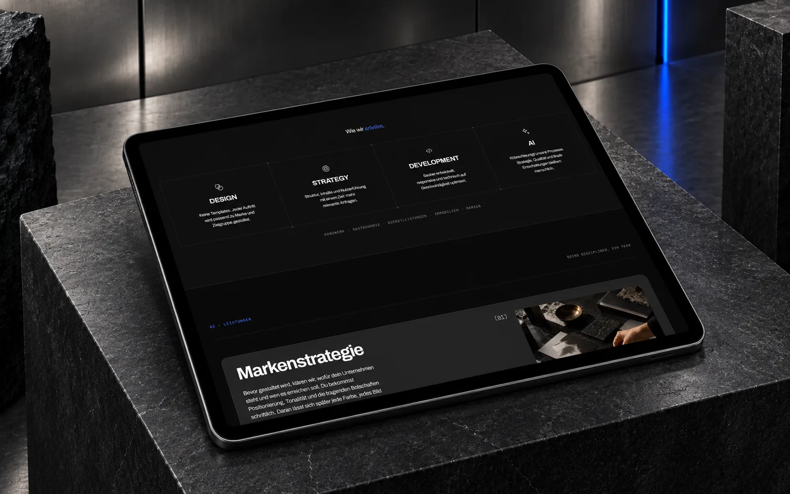 Tablet auf dunklem Stein, auf dem Bildschirm die Karte Markenstrategie