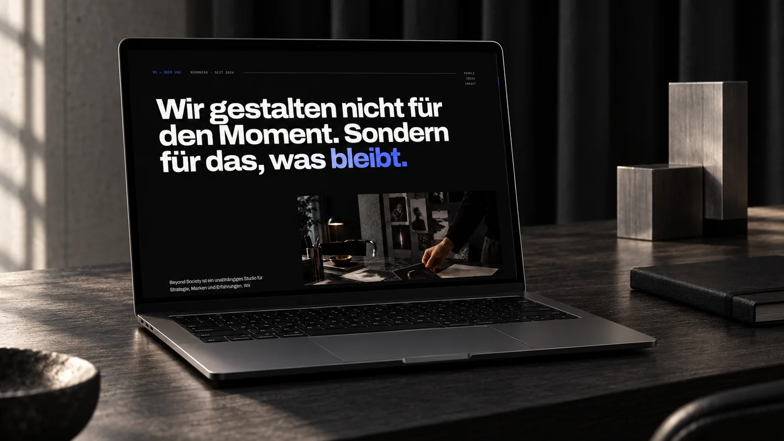 Laptop auf einem Arbeitstisch, auf dem Bildschirm der Abschnitt Über uns