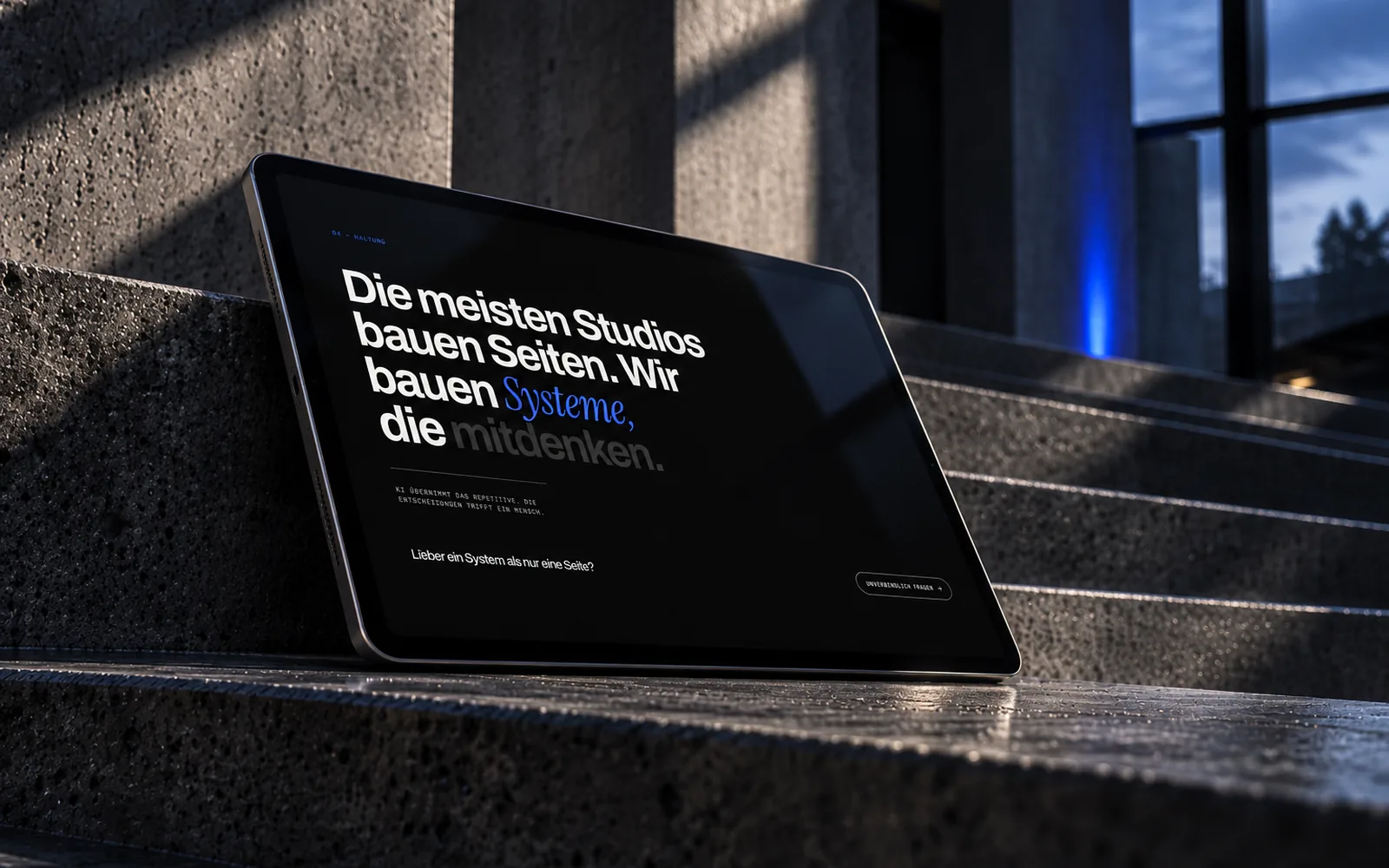 Tablet, auf dem Bildschirm der Haltungssatz der Seite