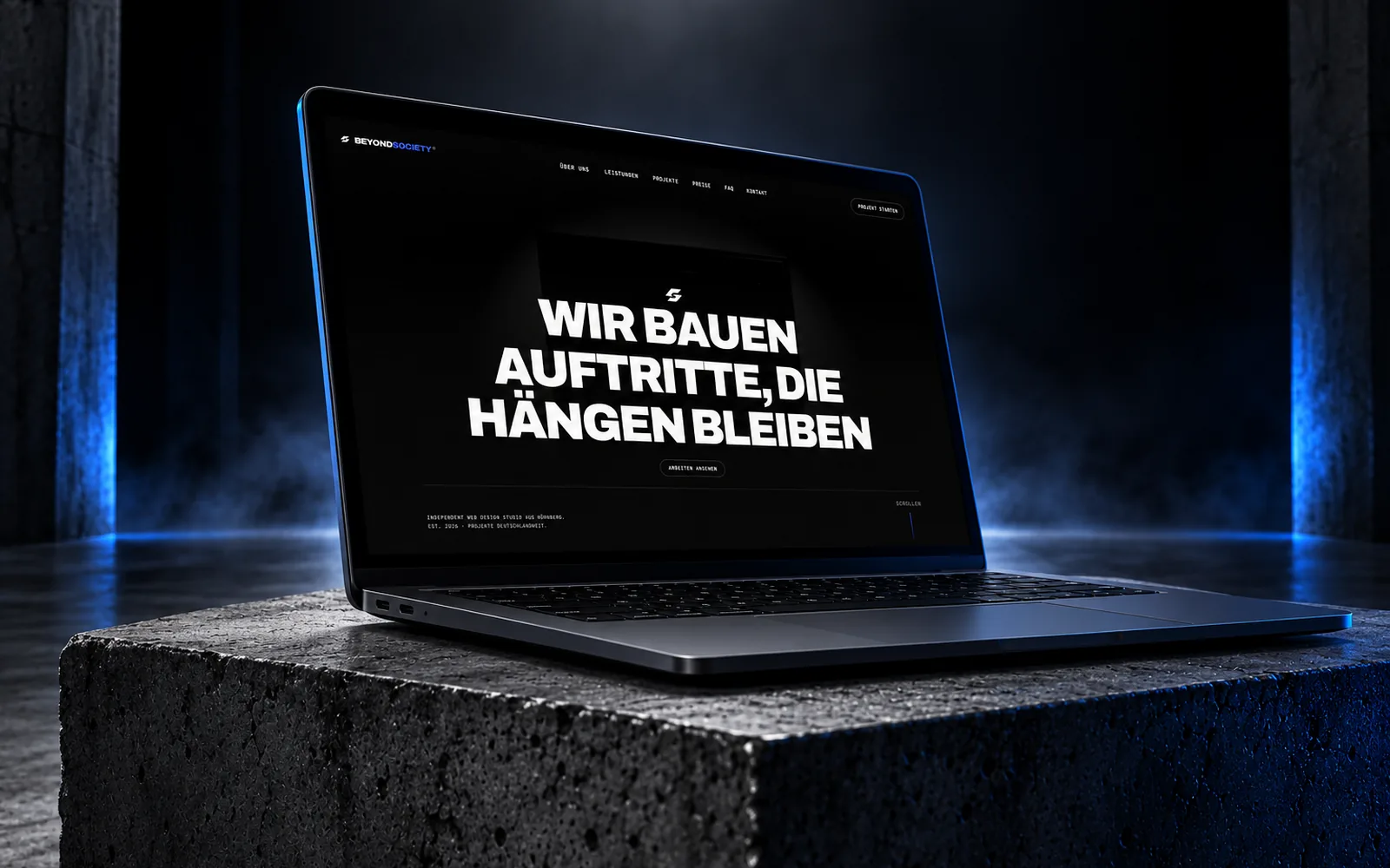 Laptop im Halbdunkel, auf dem Bildschirm der Kopf der Seite