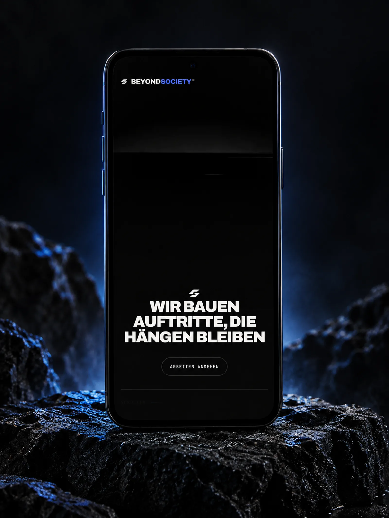Telefon auf nassem Fels, auf dem Bildschirm der Kopf der Seite