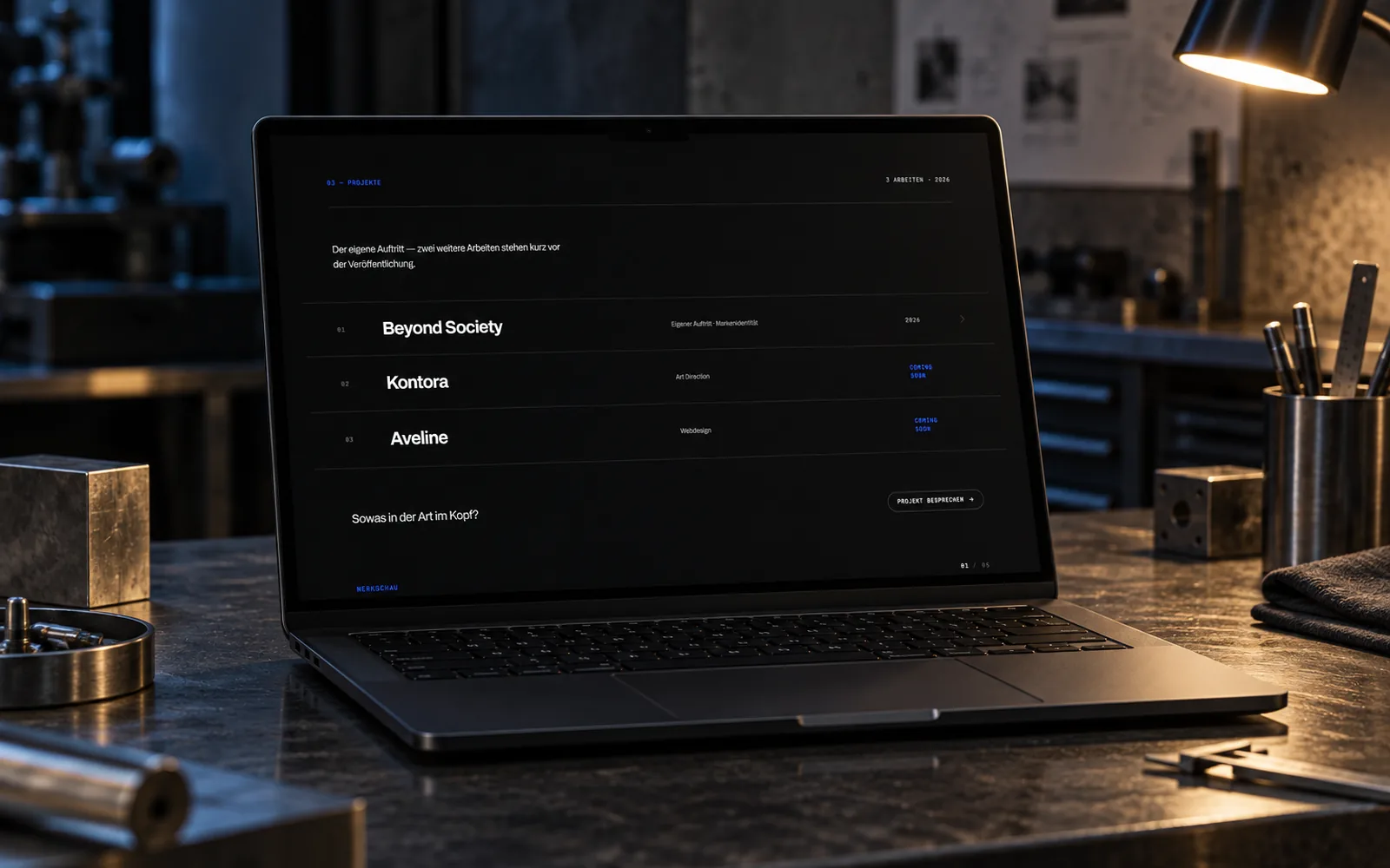 Laptop, auf dem Bildschirm die Projektliste in der Übersicht