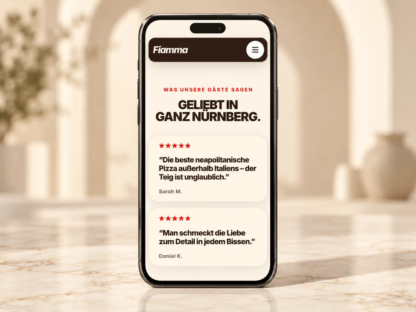 Smartphone auf Marmor, auf dem Bildschirm die Gästebewertungen untereinander