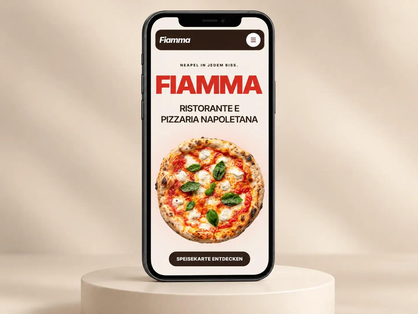 Smartphone auf einem Sockel, auf dem Bildschirm der Kopf der Website in der mobilen Ansicht