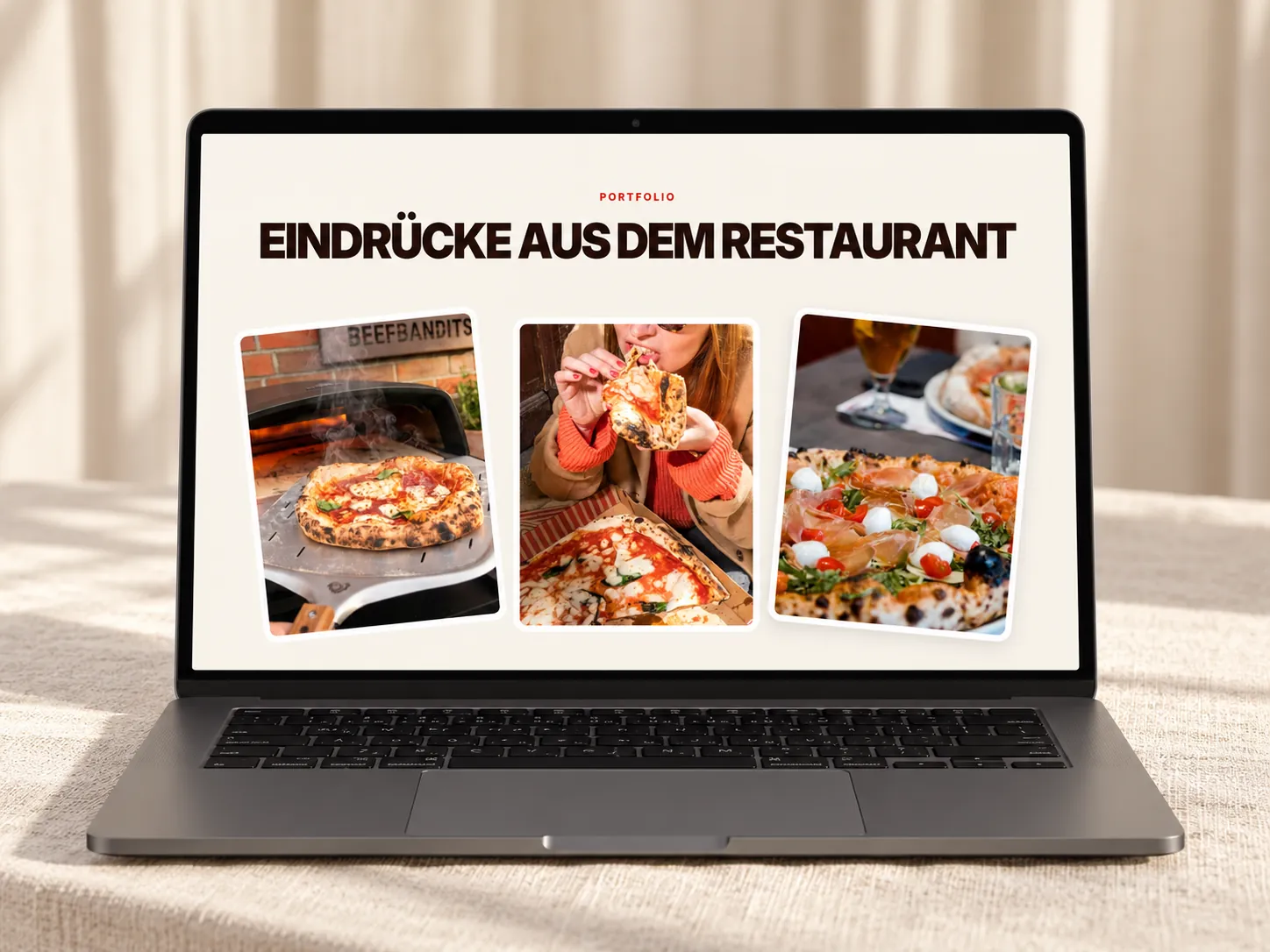 Laptop, auf dem Bildschirm Eindrücke aus dem Restaurant als drei leicht gedrehte Fotos