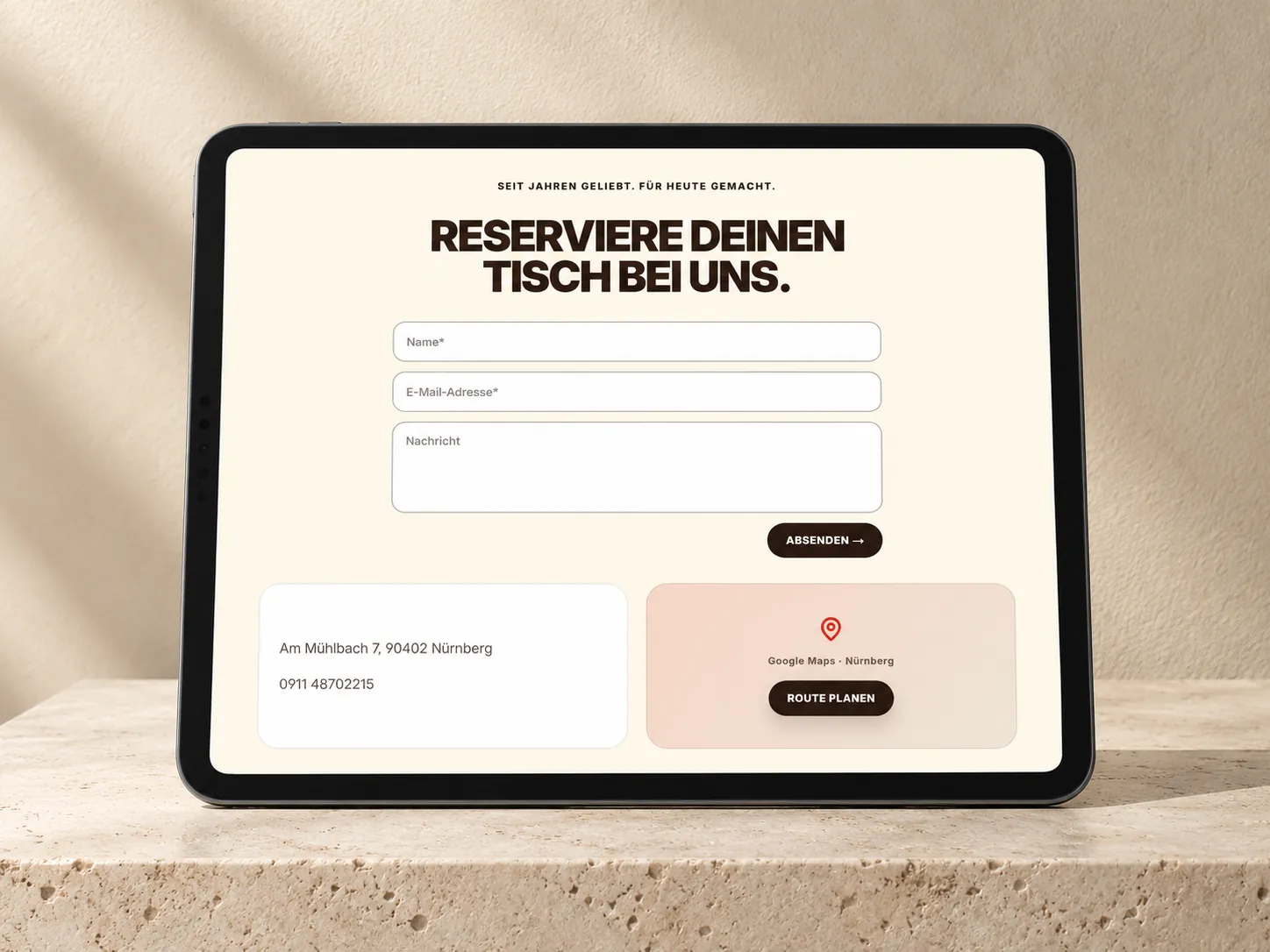 Tablet auf einem Steinsockel, auf dem Bildschirm das Formular Reserviere deinen Tisch bei uns