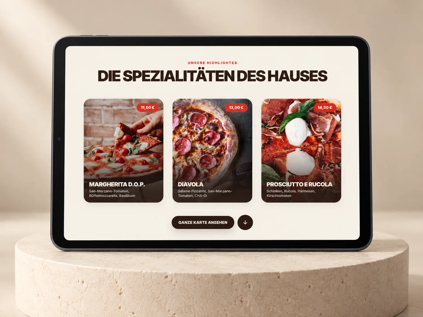 Tablet auf einem Steinsockel, auf dem Bildschirm Die Spezialitäten des Hauses mit drei Pizzen und Preisen