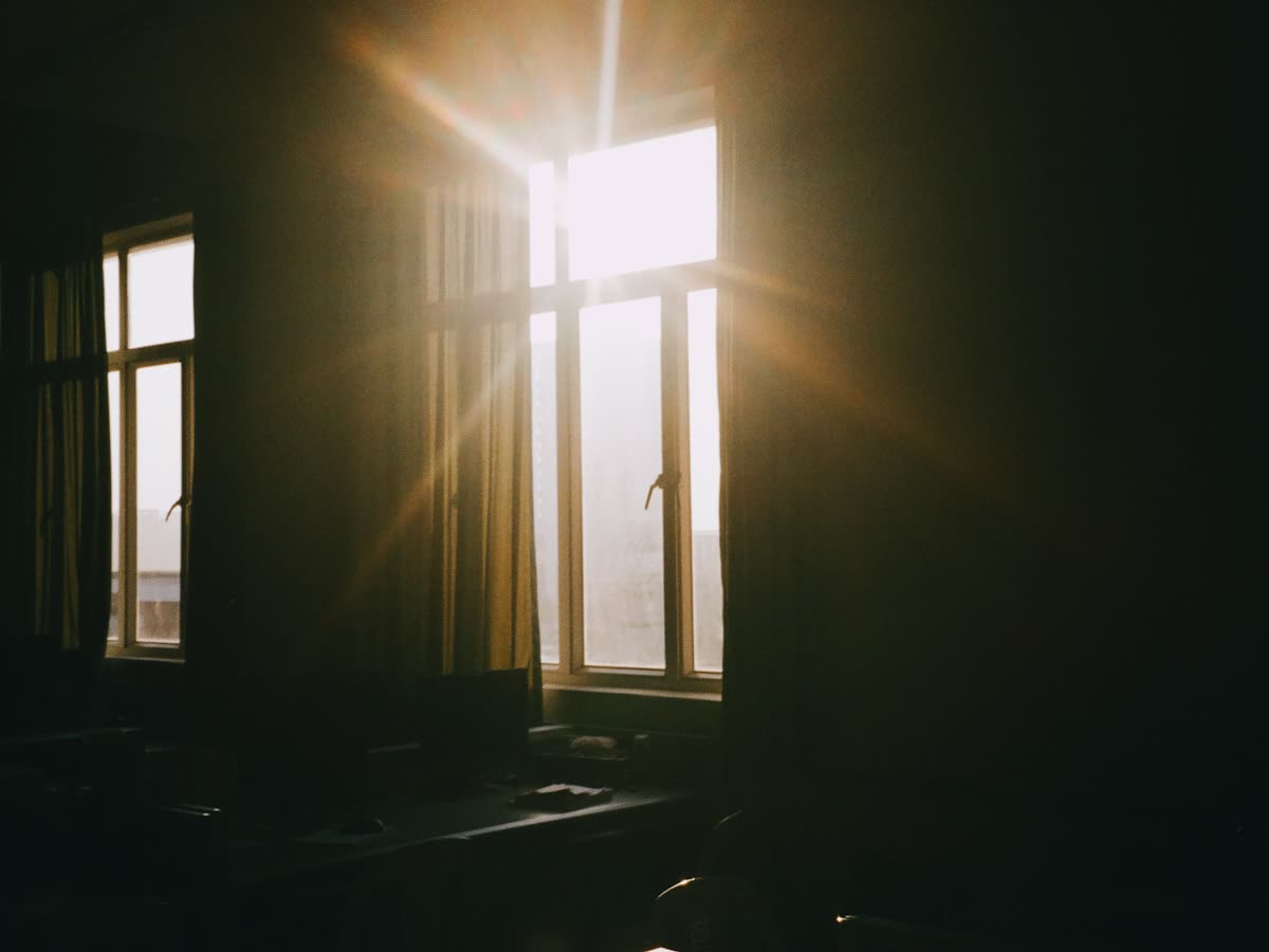 Fenster im Gegenlicht, leerer Raum