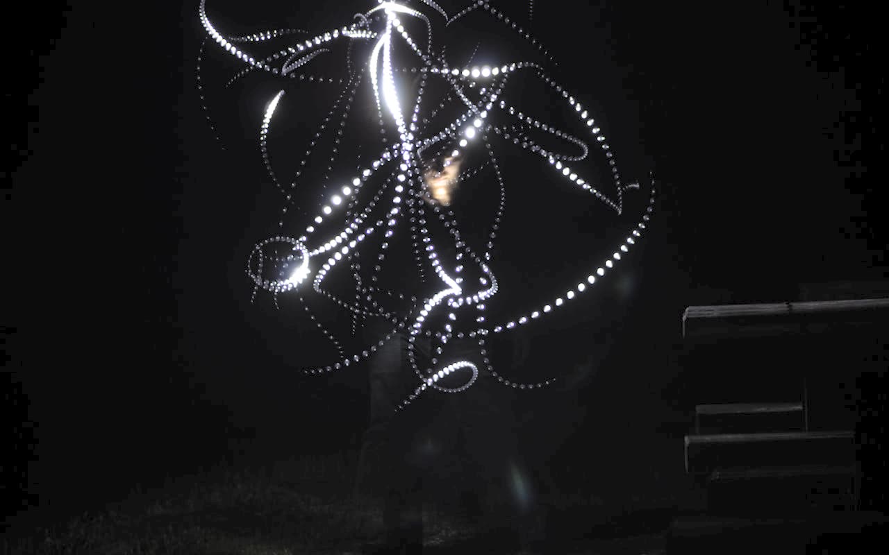 Lichtzeichnung aus weißen Linien im Dunkeln