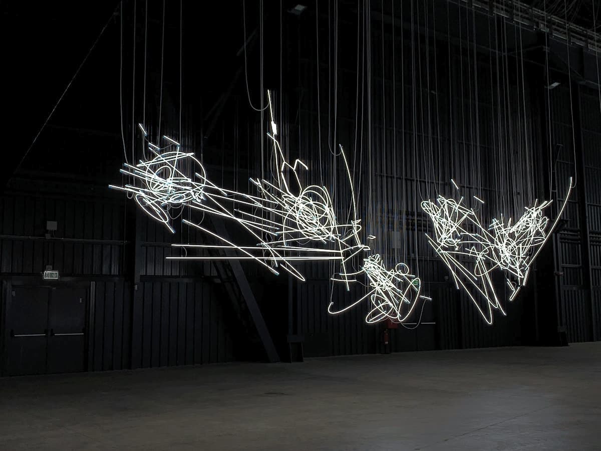 Lichtinstallation in einer dunklen Halle