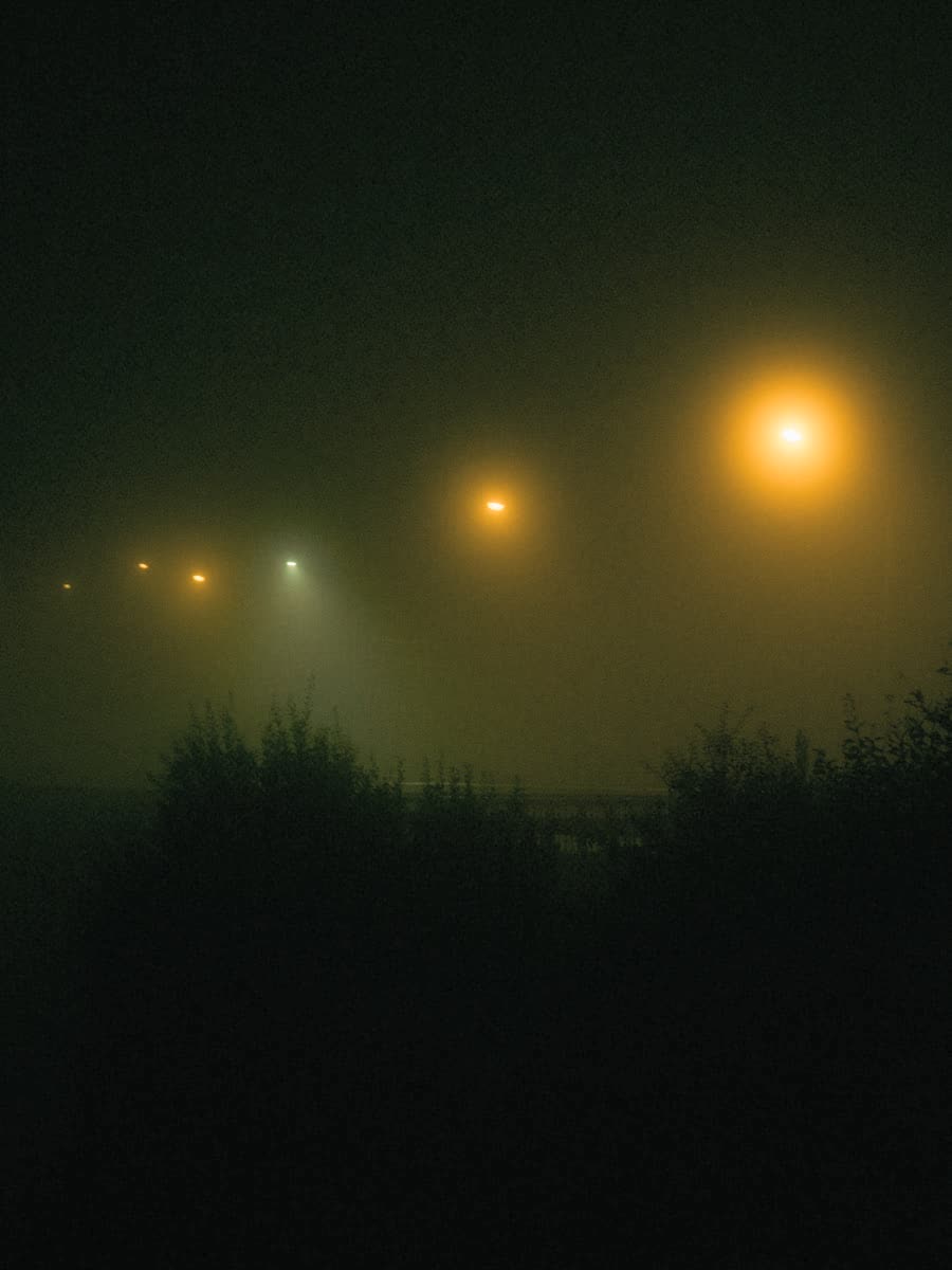 Straßenlaternen im Nebel